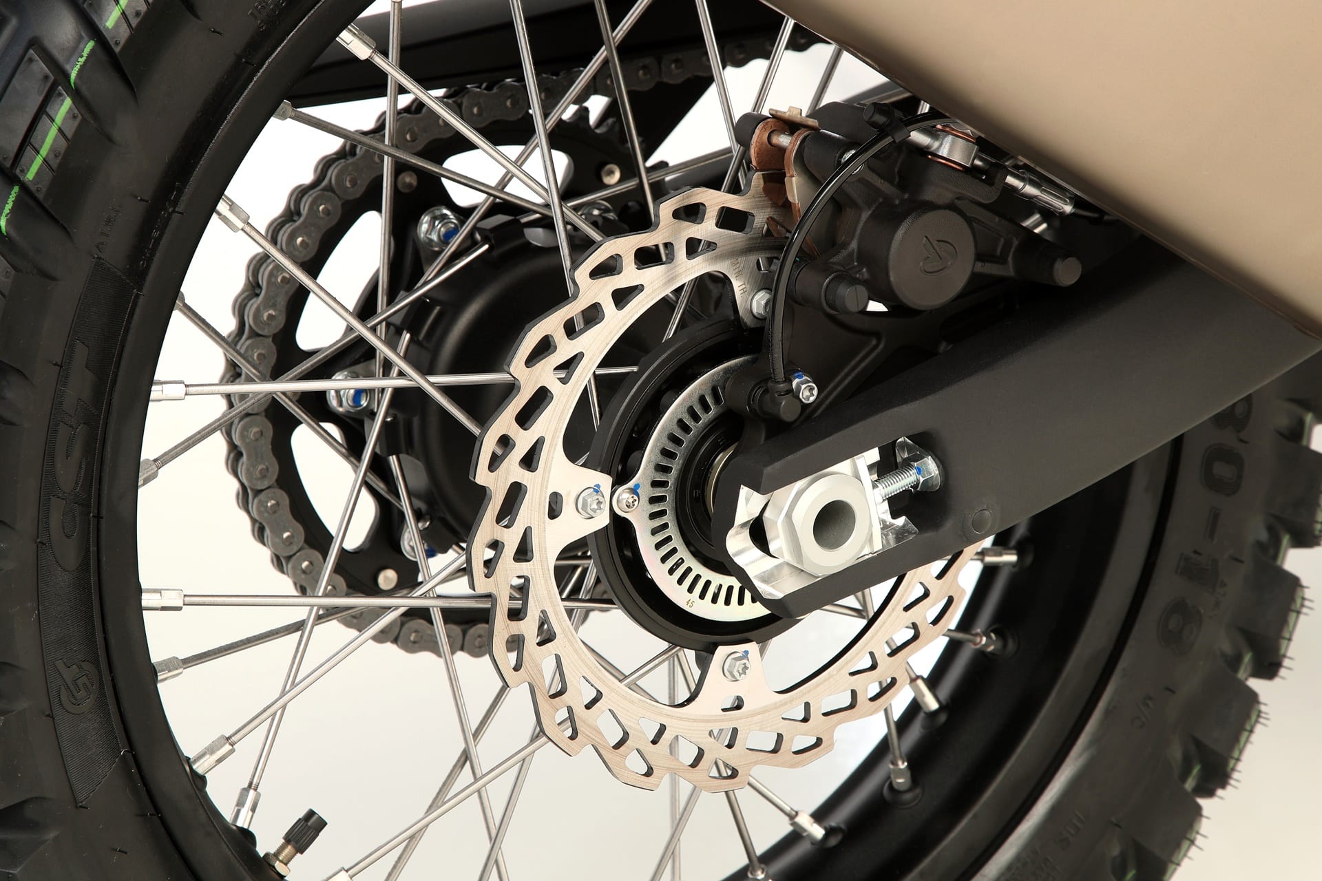 新款 Kove 800X Rally 在 2025 年 Addax 拉力赛上面临首次竞争挑战