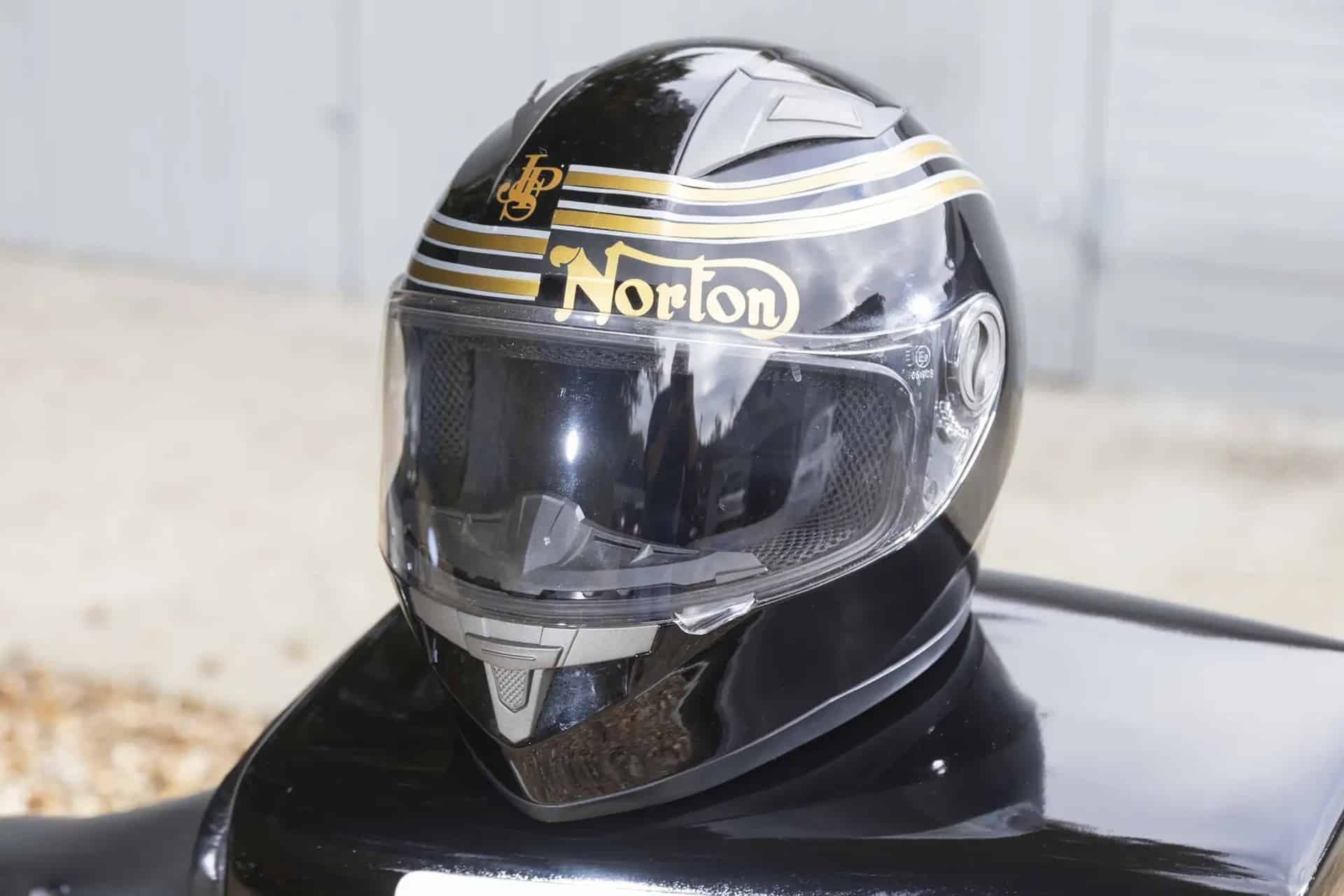 Slipstream 摩托车诺顿 RCW588 JPS 复制品出售