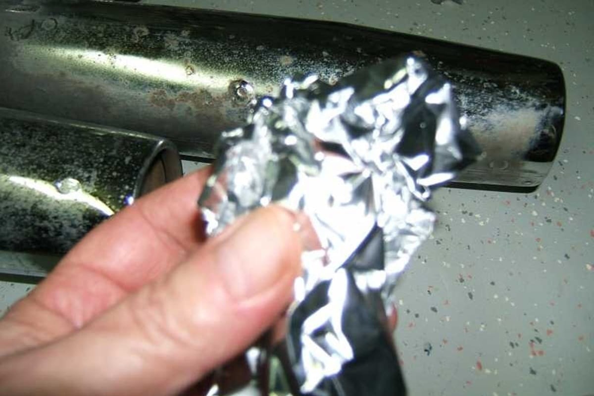 Agua y papel de aluminio: Un efectivo remedio casero para eliminar las partes oxidadas de nuestra moto