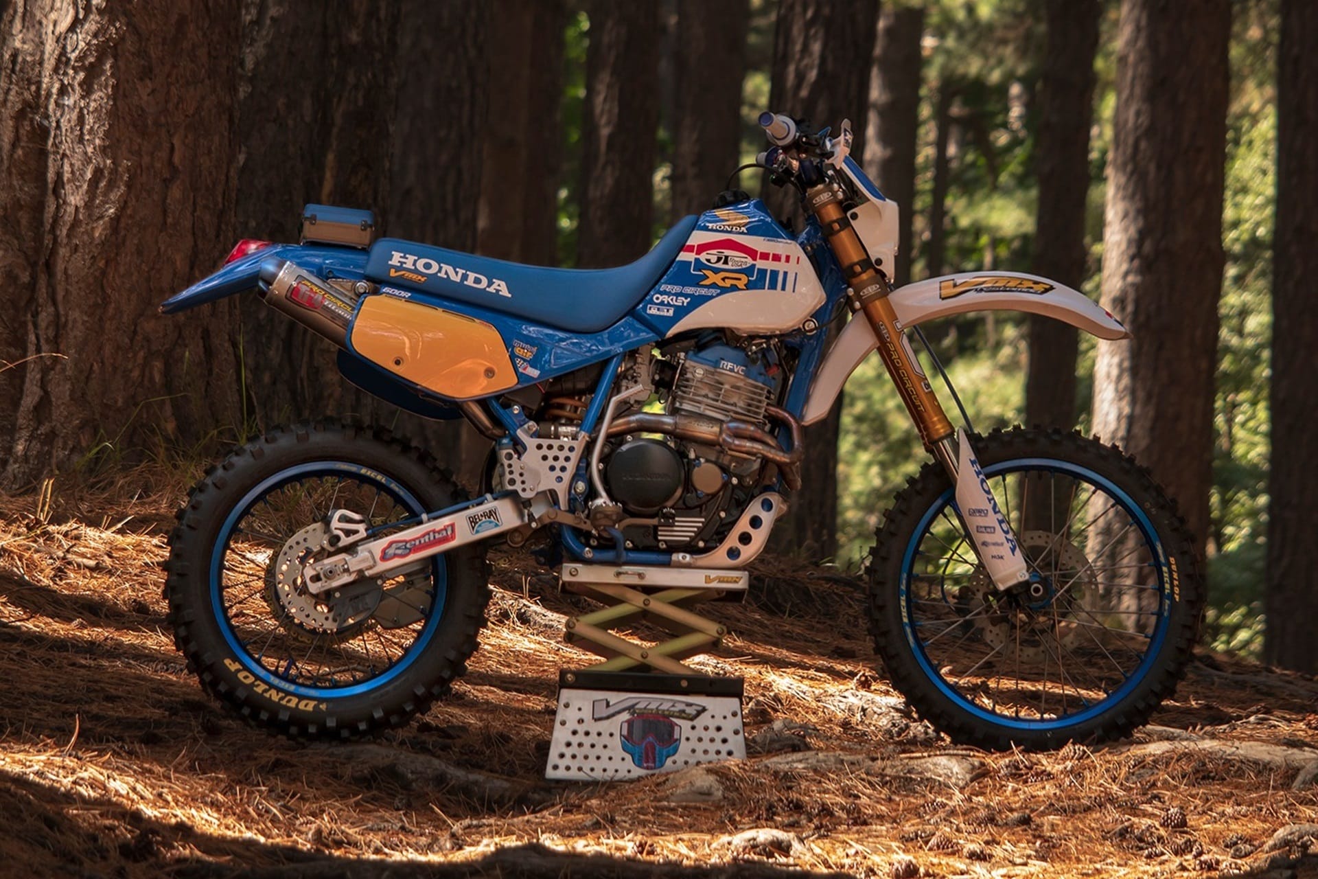 VMX Restomod 设计的本田 XR600R Enduro