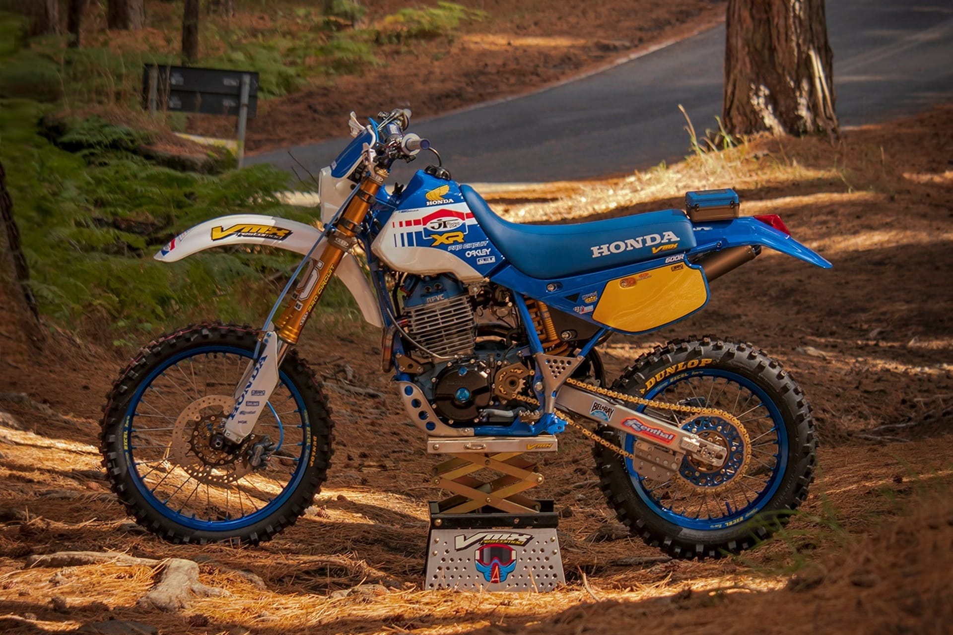 VMX Restomod 设计的本田 XR600R Enduro
