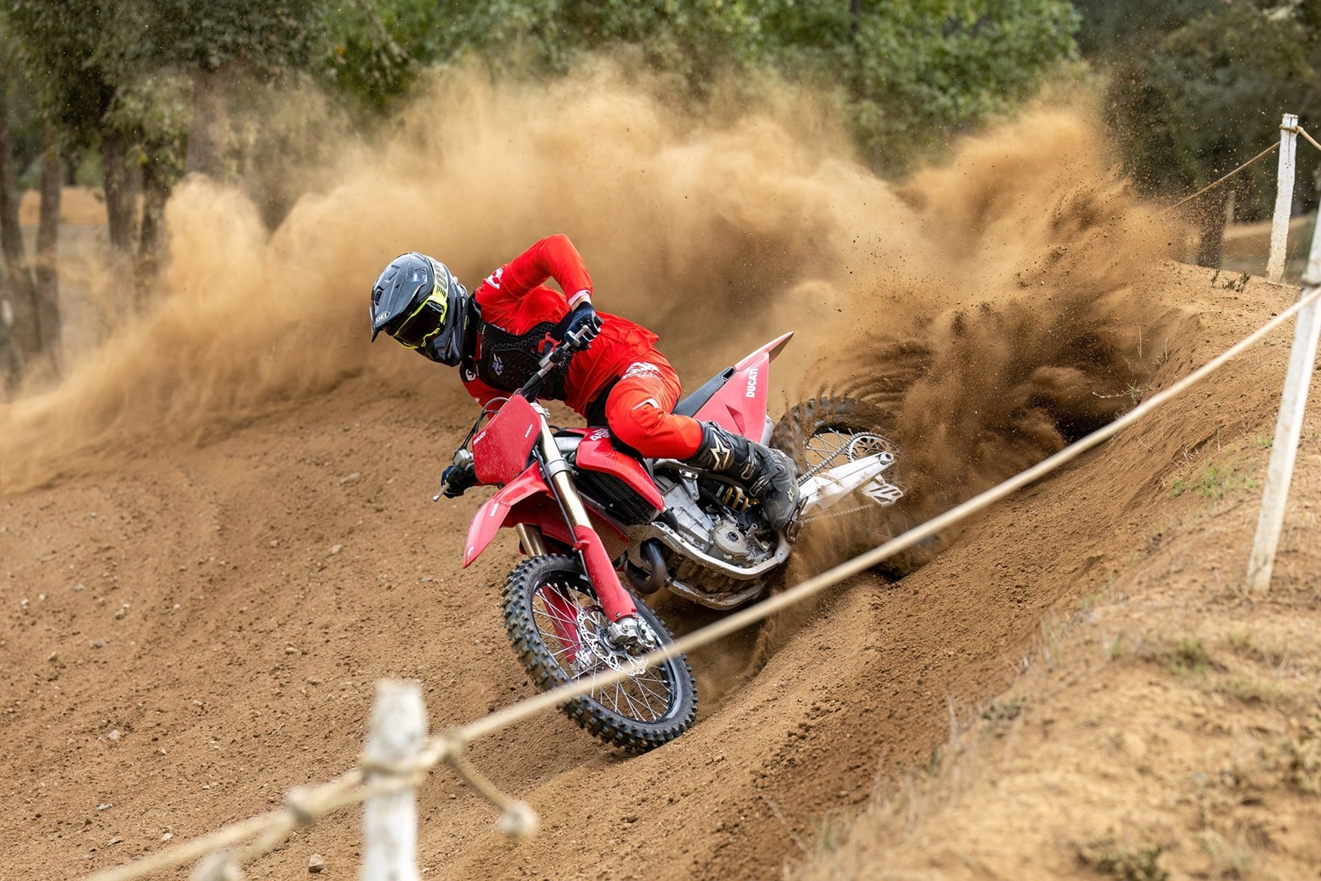 2025年杜卡迪情感之旅以全新Desmo450 MX为主角展开