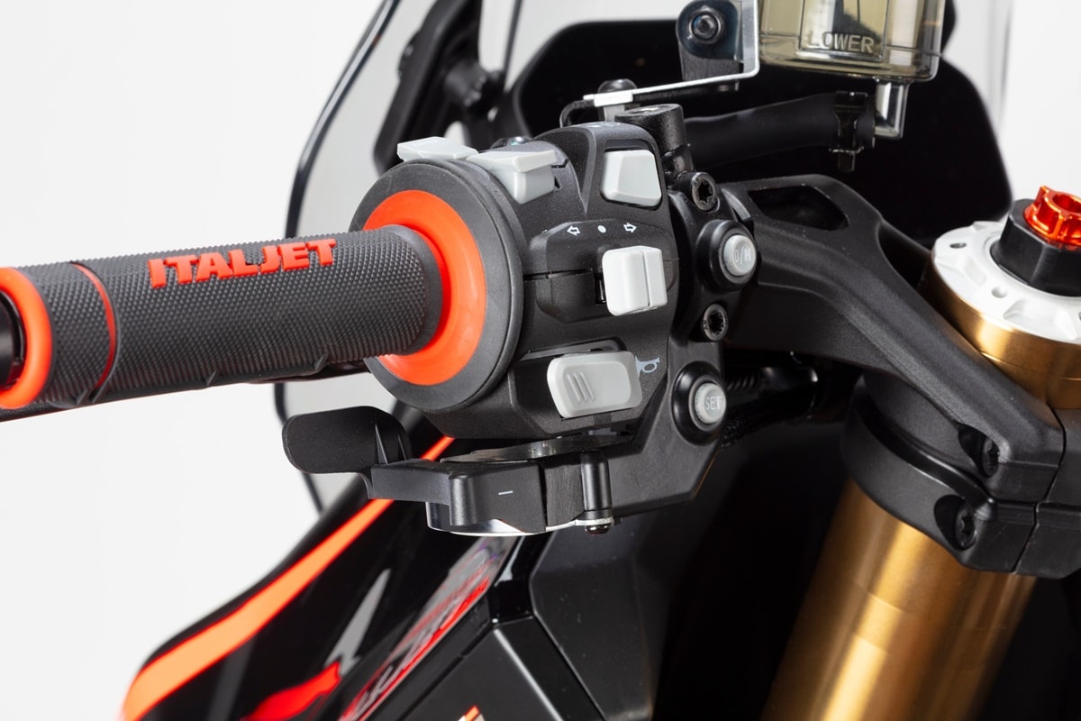 Italjet 的新款 Dragster 459 Twin SmartShift 和 Roadster 400 的全球首发让我们感到高兴