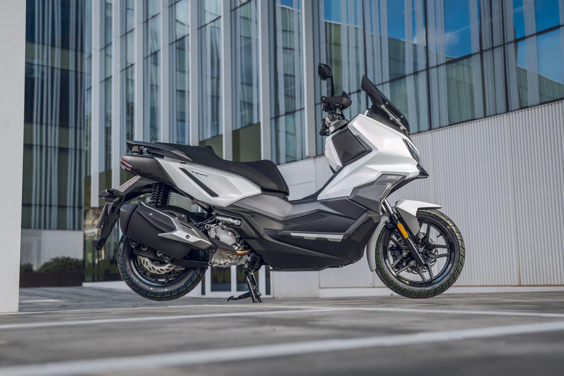 SYM 通过新颖且有吸引力的促销活动强化其跨界产品系列