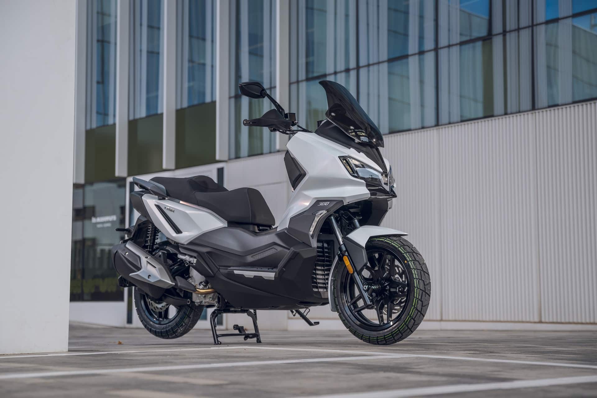 SYM 通过新颖且有吸引力的促销活动强化其跨界产品系列