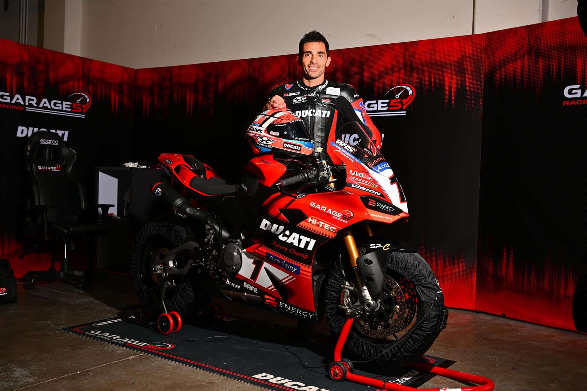 米歇尔·皮罗 (Michel Pirro) 是该项目的实际负责人，也是飞行员的顾问之一