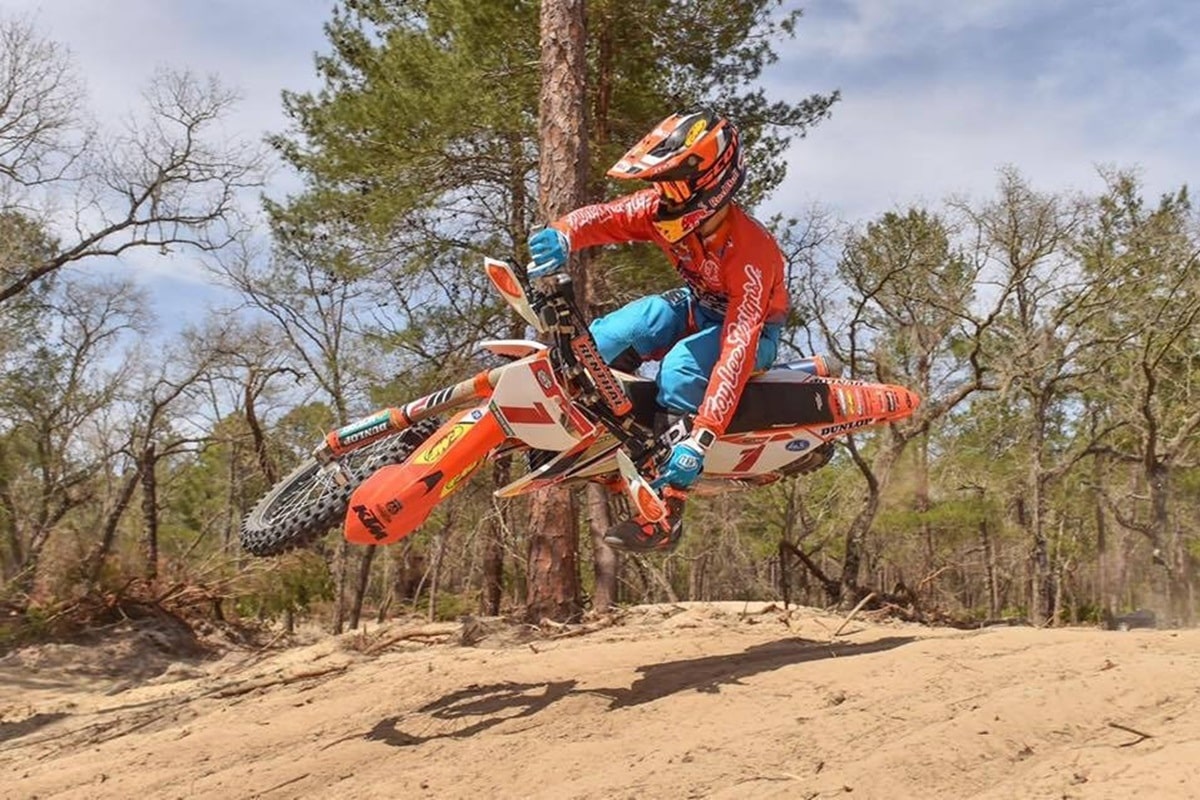 Kailub Russell 是他家中 17 辆摩托车被盗的受害者