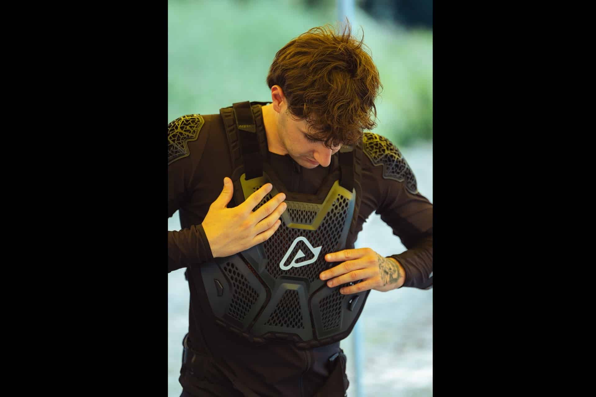 Acerbis 通过新款 P035 Race 和 P035 号码布扩展了 P035 系列