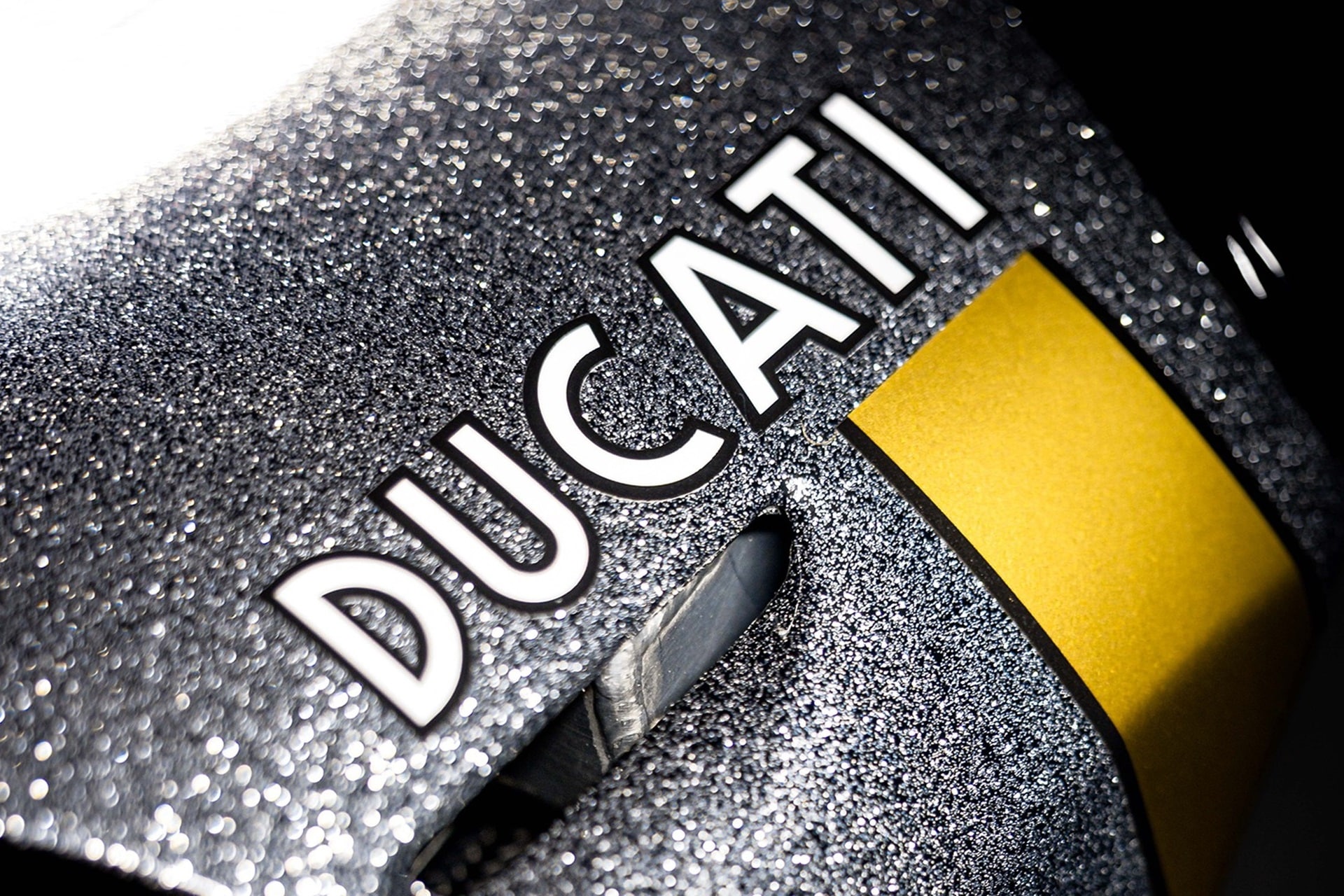 Desmosedici GP 在巴伦西亚举行的 MotoGP 测试中载入史册