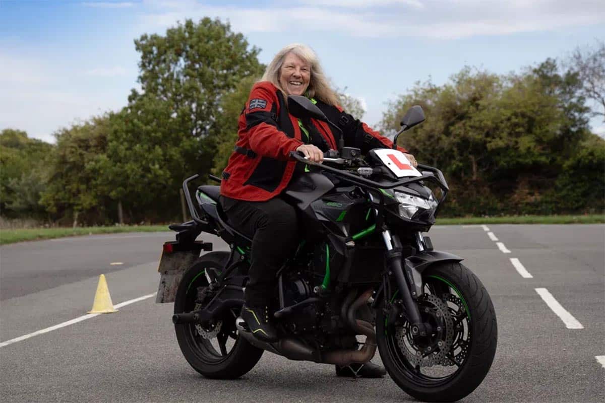 Nunca es tarde para sacarse el carnet de moto: Linda Pilbeam lo ha hecho a los 71 años