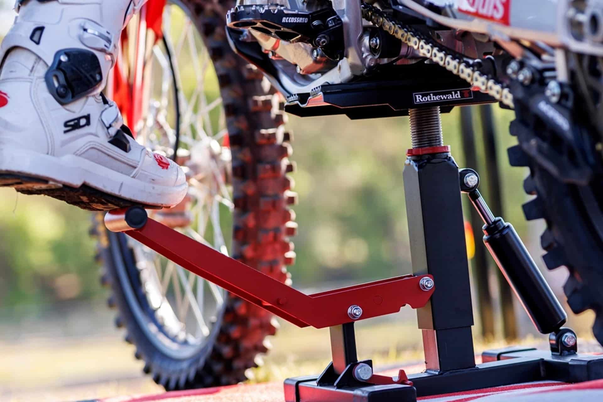 Elevador para motocicletas Rothewald: Compacto, estable y fácil de usar