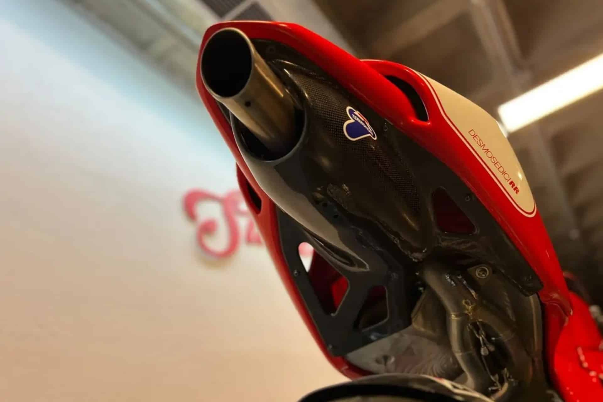 杜卡迪 Desmosedici RR 在其包装盒中