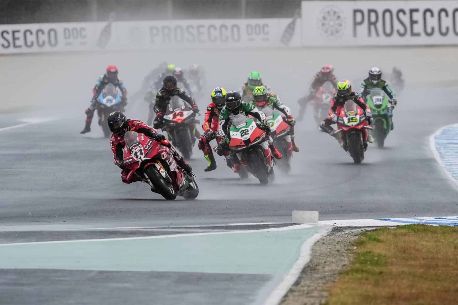 WSBK Australia 2026: En seco, con lluvia… nada frena a Bulega que se lleva el primer triplete del año