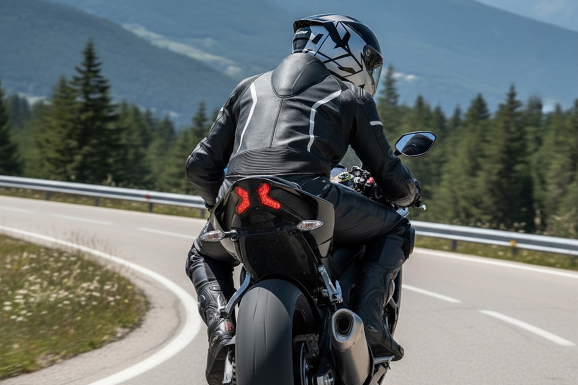 CGM 通过一系列引人注目的新图形强化了其全盔头盔系列