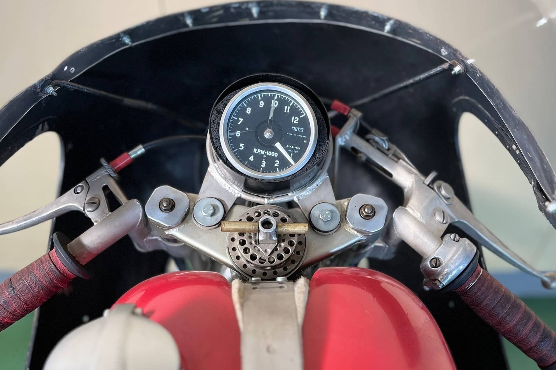 出售其中一辆 MV Agusta 500GP，贾科莫·阿戈斯蒂尼 (Giacomo Agostini) 凭借这辆赛车赢得了 7 个世界冠军