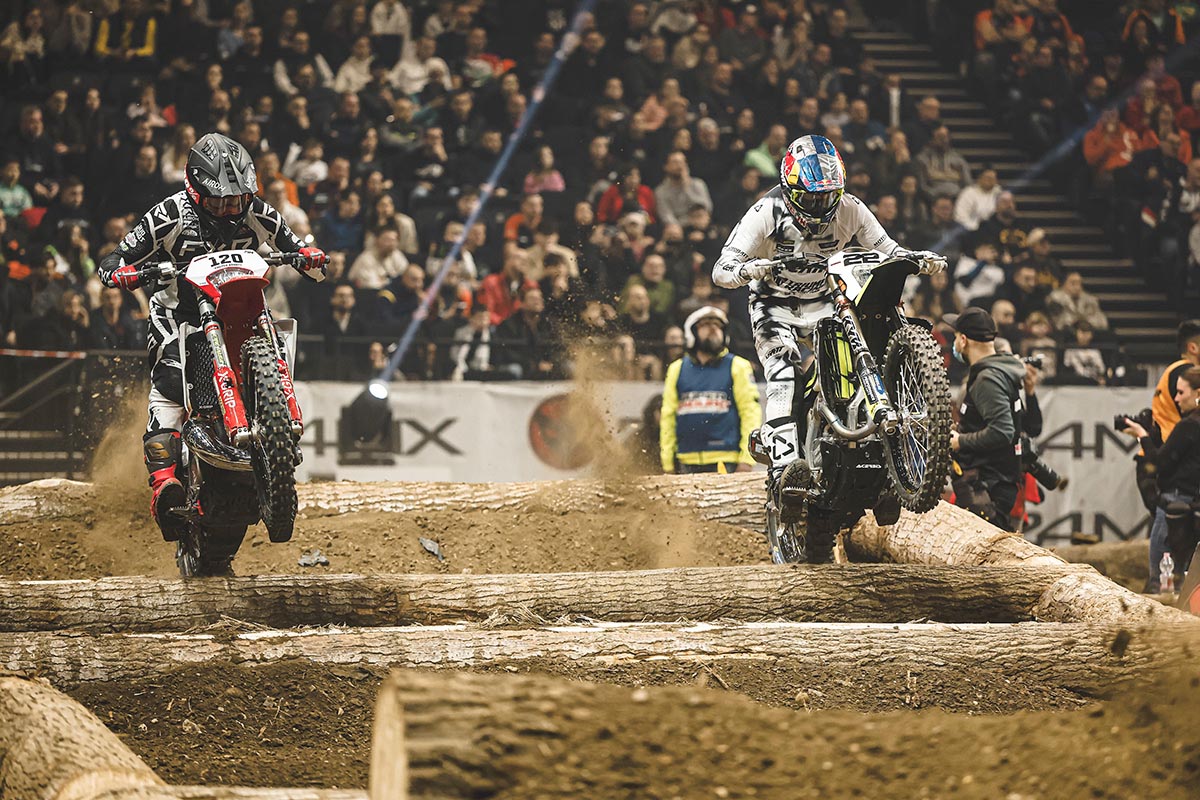 他们经过的区域与摩托车前后经过的区域相同。