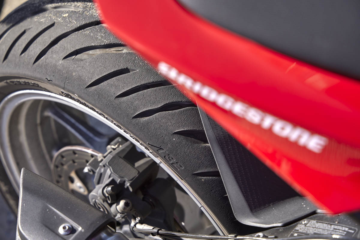 ¿Puedo montar neumáticos diferentes en una moto?