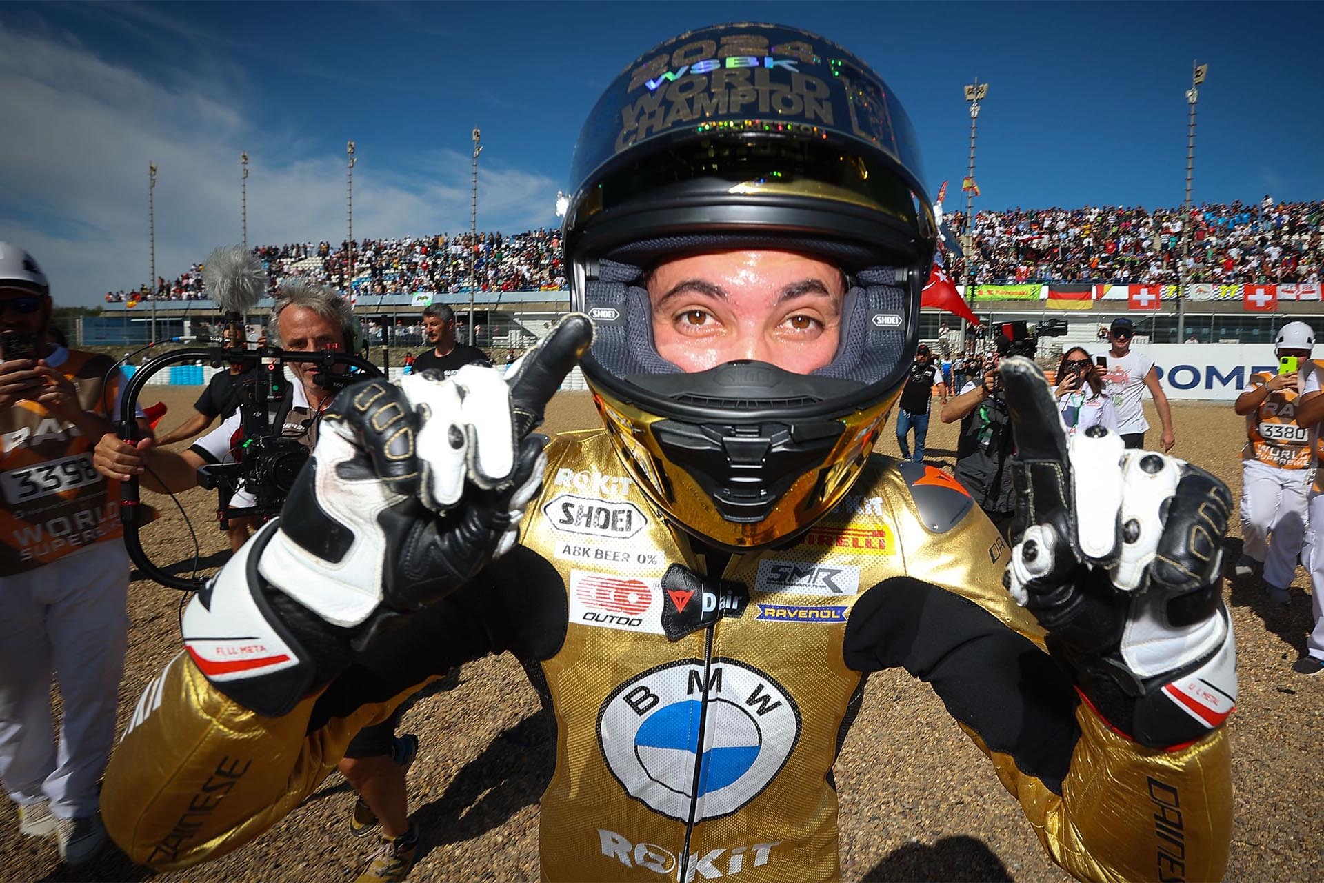 在参加 MotoGP 之前，Toprak 已赢得 3 个超级摩托车冠军