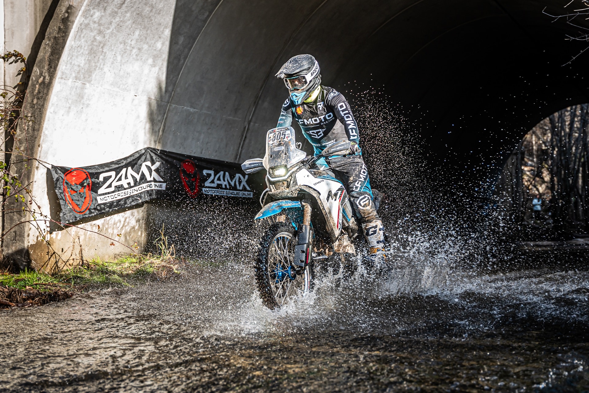 马里奥·罗曼 (Mario Román) 驾驶 CFMoto 450MT 取得人生首场胜利