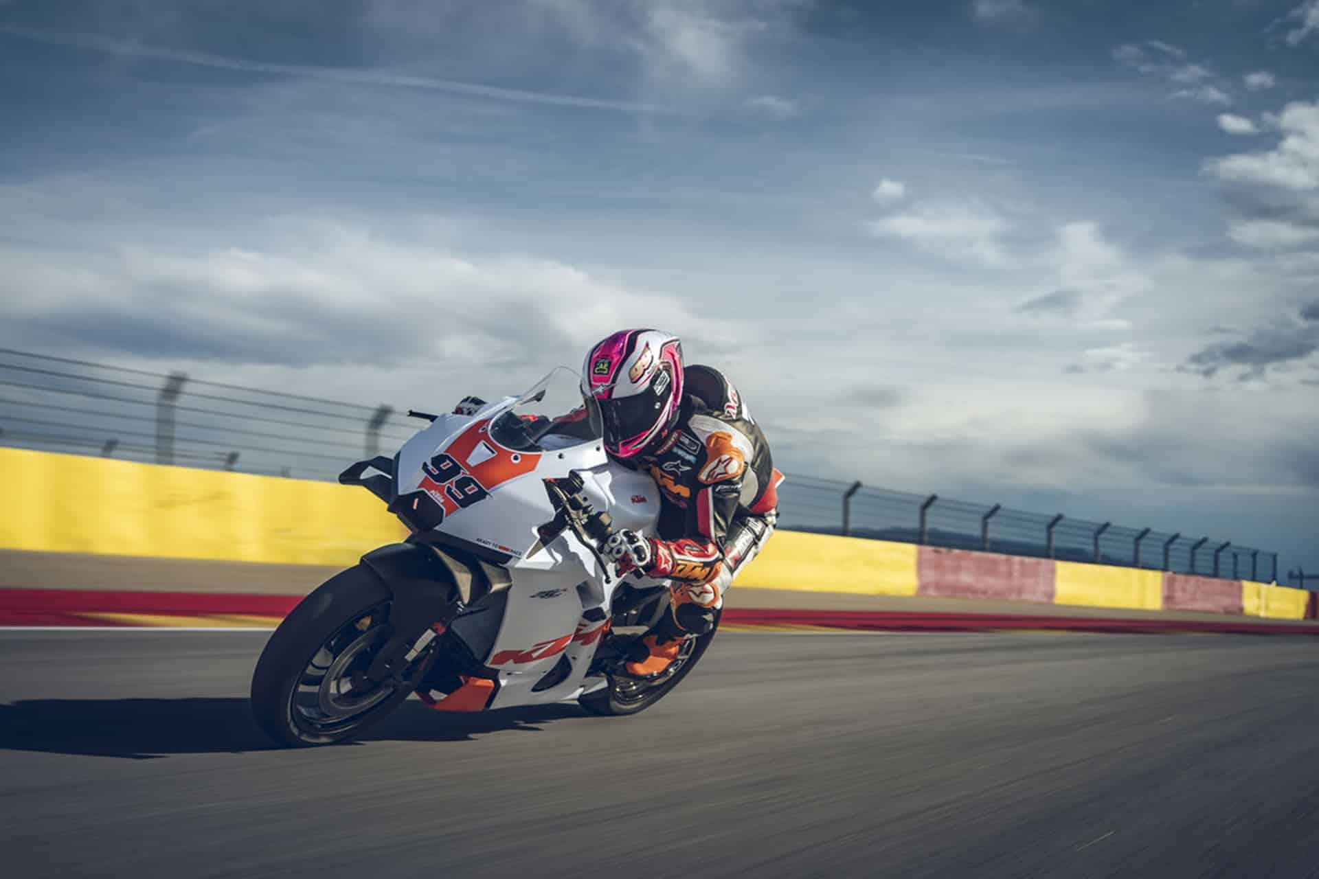 KTM 推出全新激进的 990 RC R Track，这是其新款跑车的赛道版本
