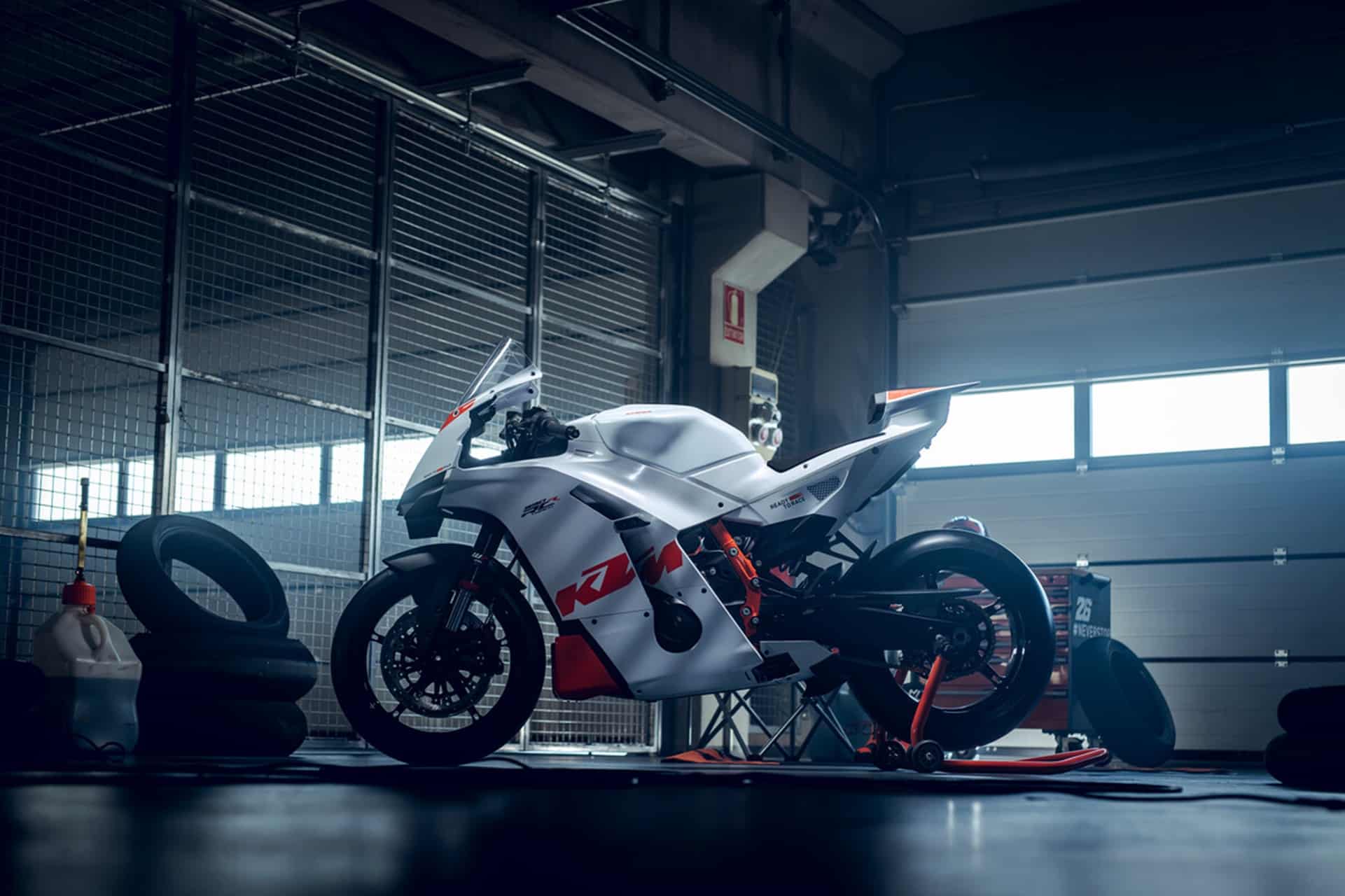 KTM 推出全新激进的 990 RC R Track，这是其新款跑车的赛道版本