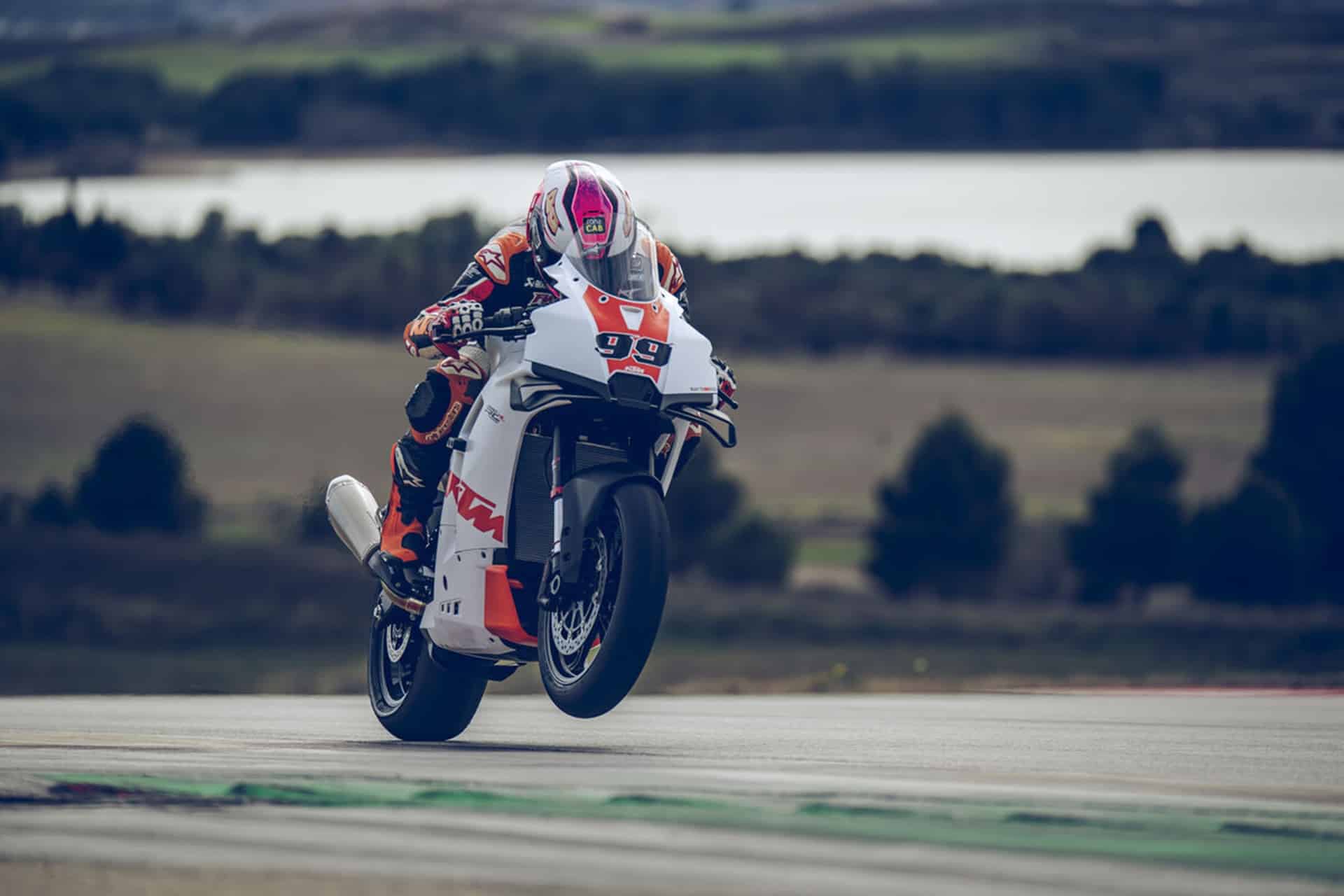 KTM 推出全新激进的 990 RC R Track，这是其新款跑车的赛道版本