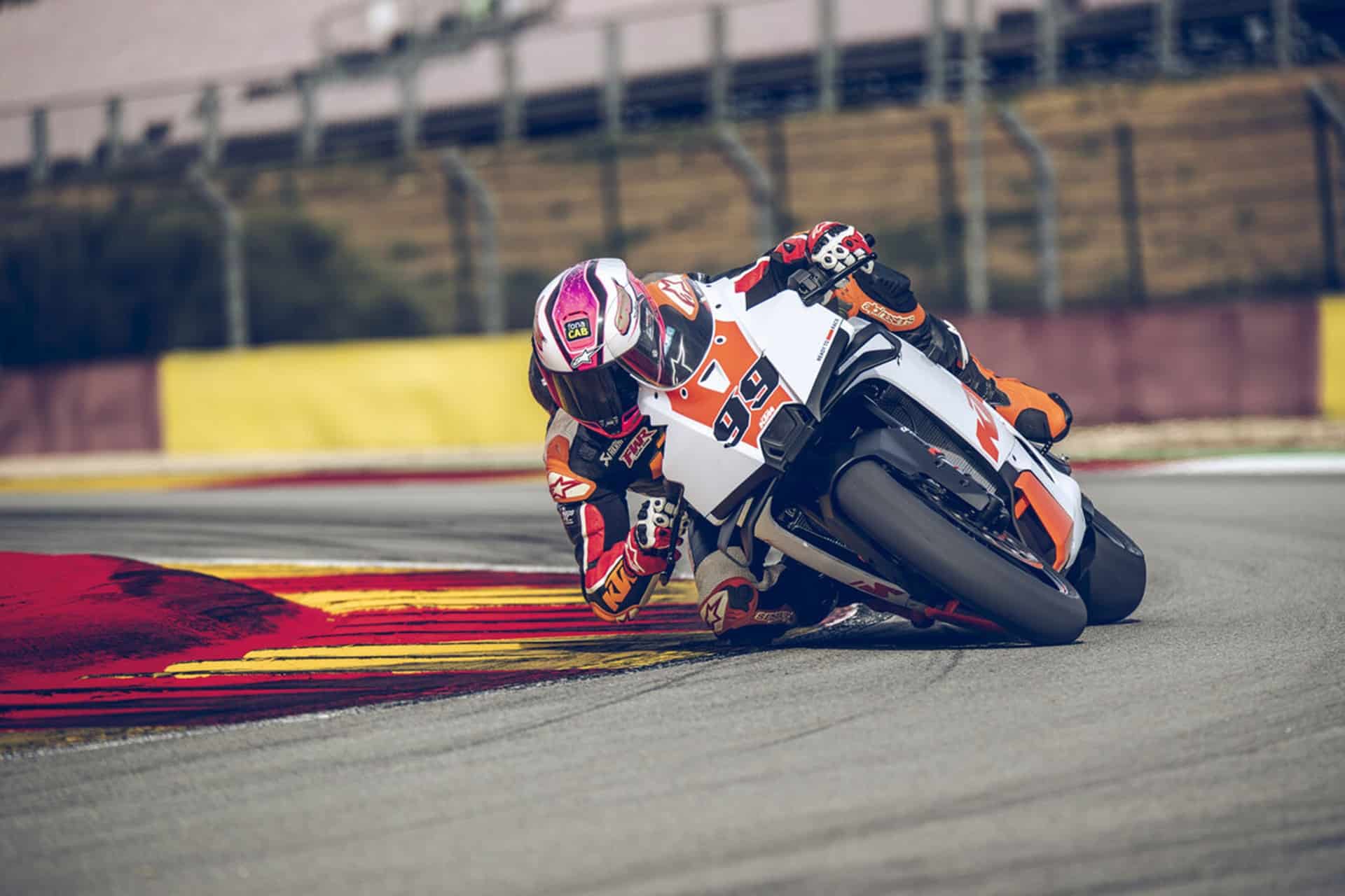 KTM presenta su nueva y radical 990 RC R Track, la versión pistera de su novedosa deportiva