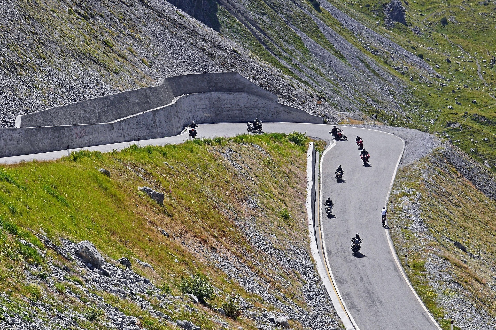 这就是大陆集团 EasyHandling 技术在转弯时的工作原理