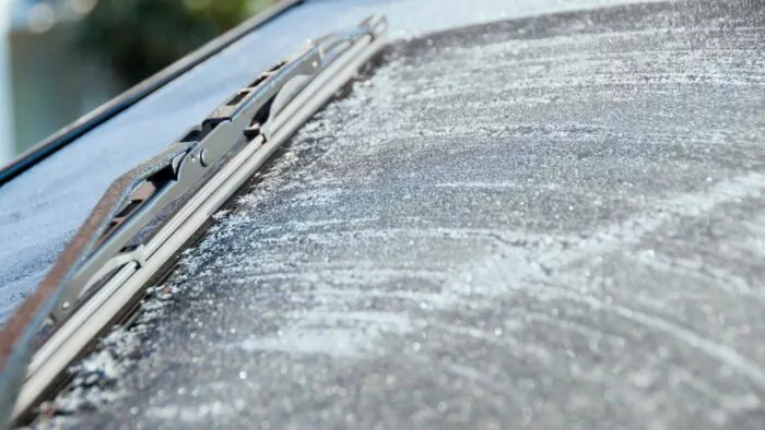 挡风玻璃冬季冰3 700x394