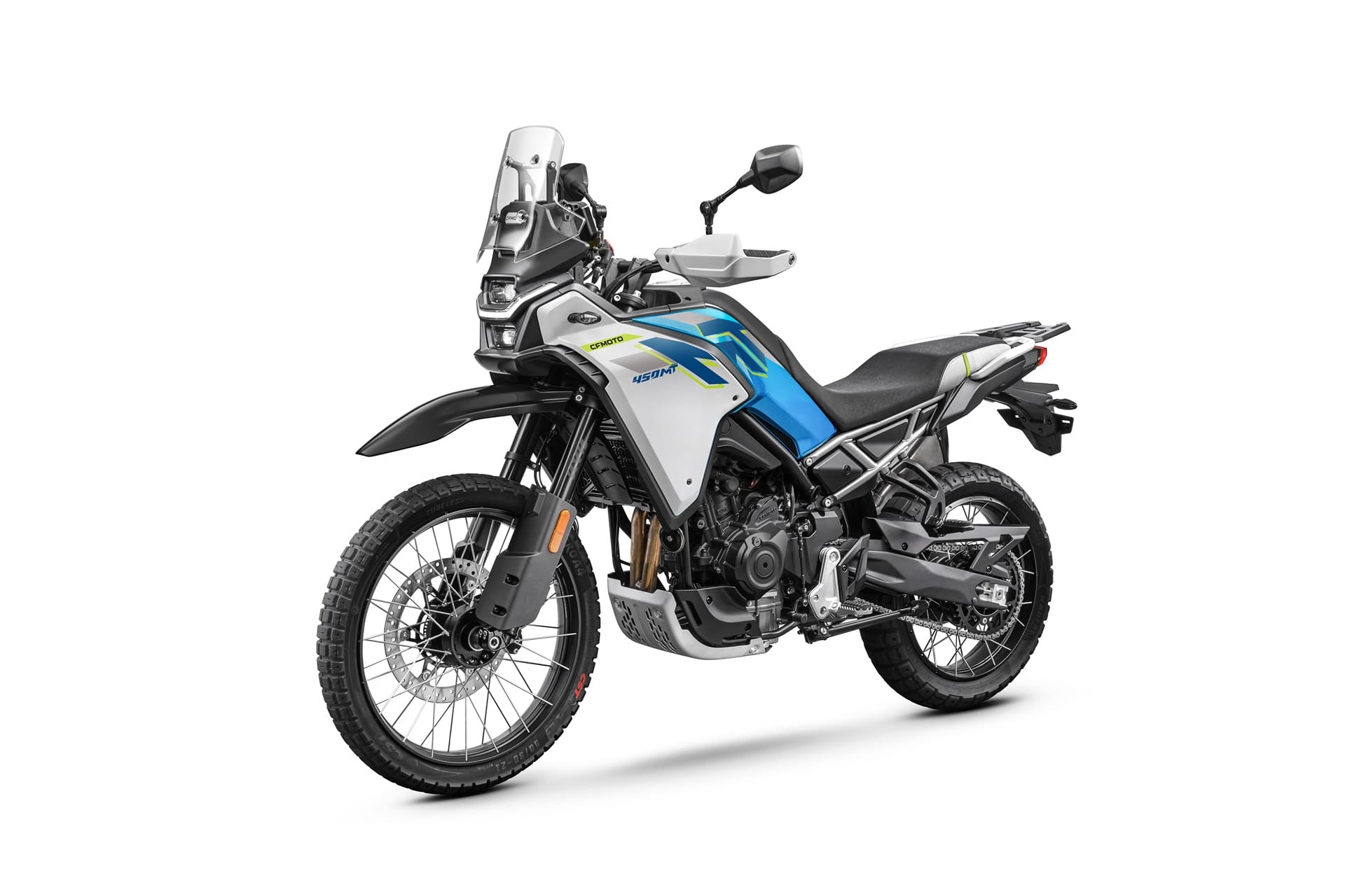 CFMoto 凭借 2026 款 450MT 提高了标准：现在标配 Akrapovič 排气管和 Rally Pack