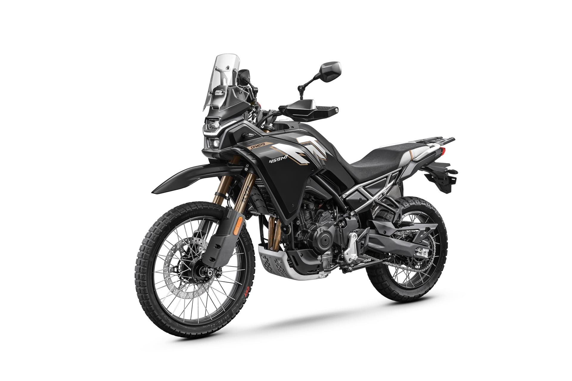 CFMoto 凭借 2026 款 450MT 提高了标准：现在标配 Akrapovič 排气管和 Rally Pack