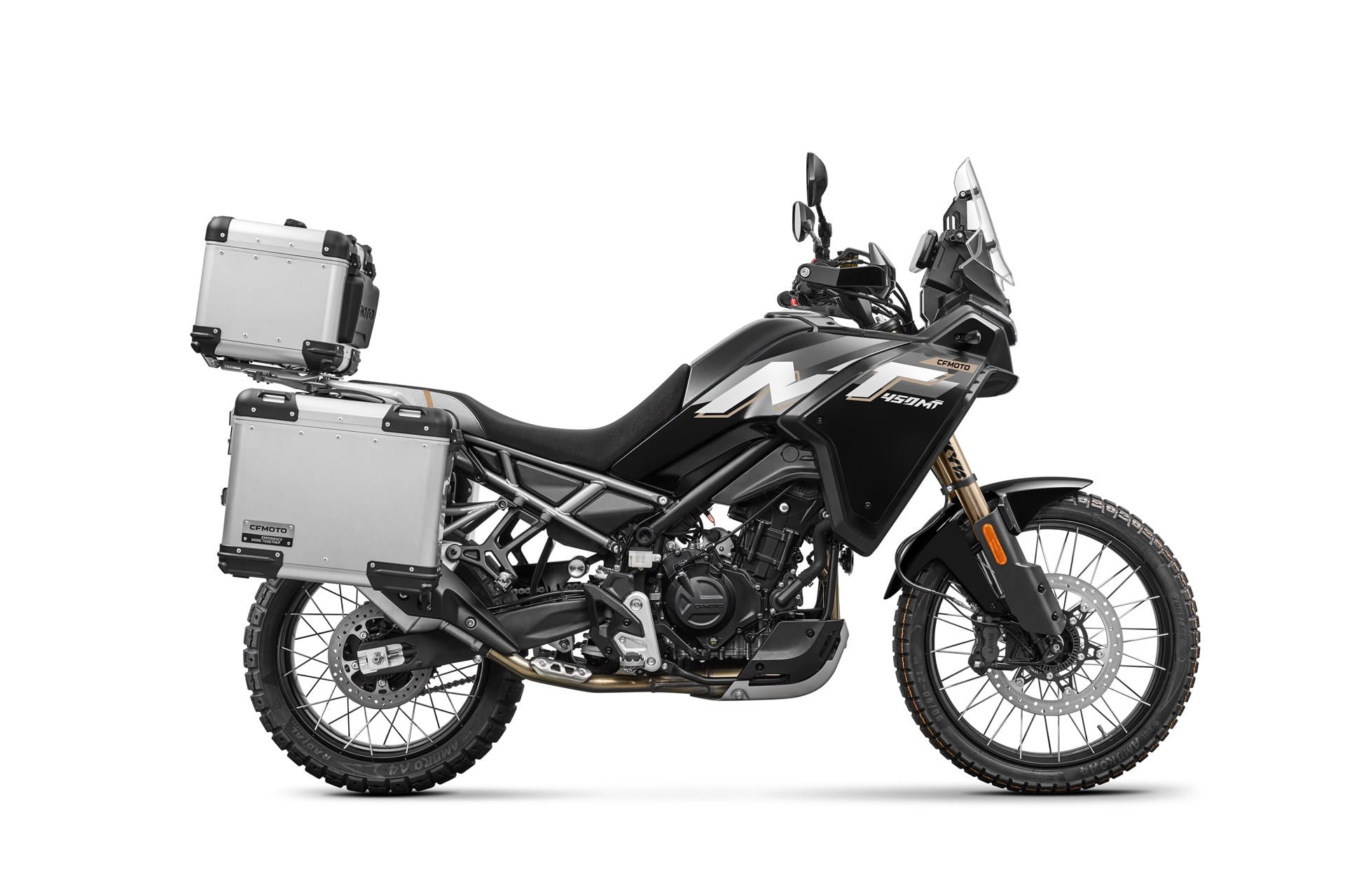 CFMoto 凭借 2026 款 450MT 提高了标准：现在标配 Akrapovič 排气管和 Rally Pack
