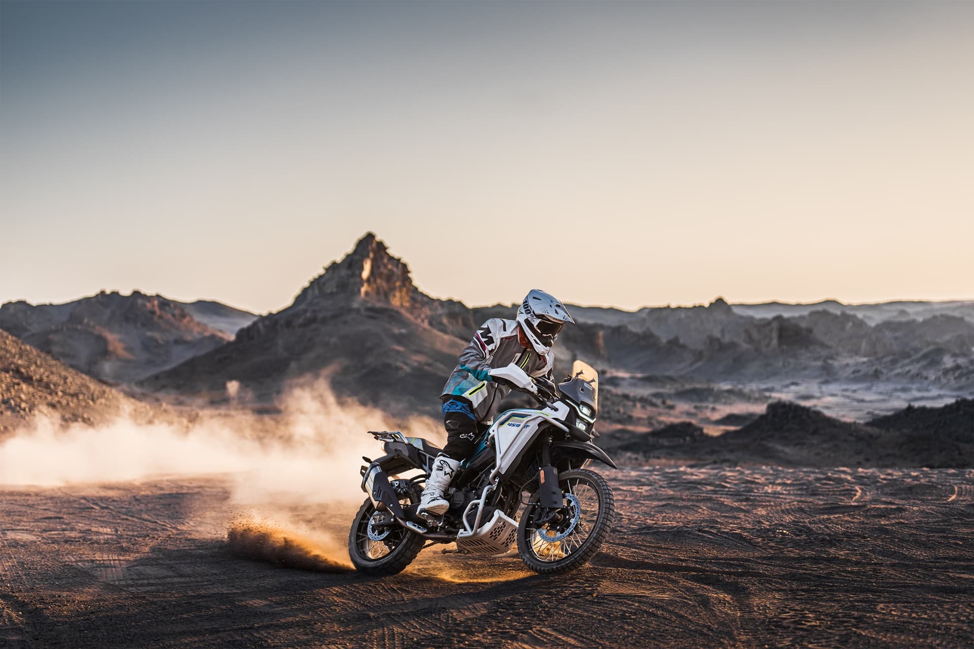 CFMoto 凭借 2026 款 450MT 提高了标准：现在标配 Akrapovič 排气管和 Rally Pack