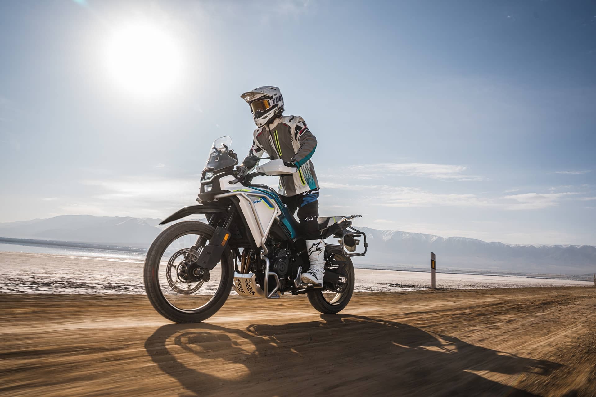 CFMoto sube el listón con la 450MT 2026: Ahora de serie con escape Akrapovič y Rally Pack