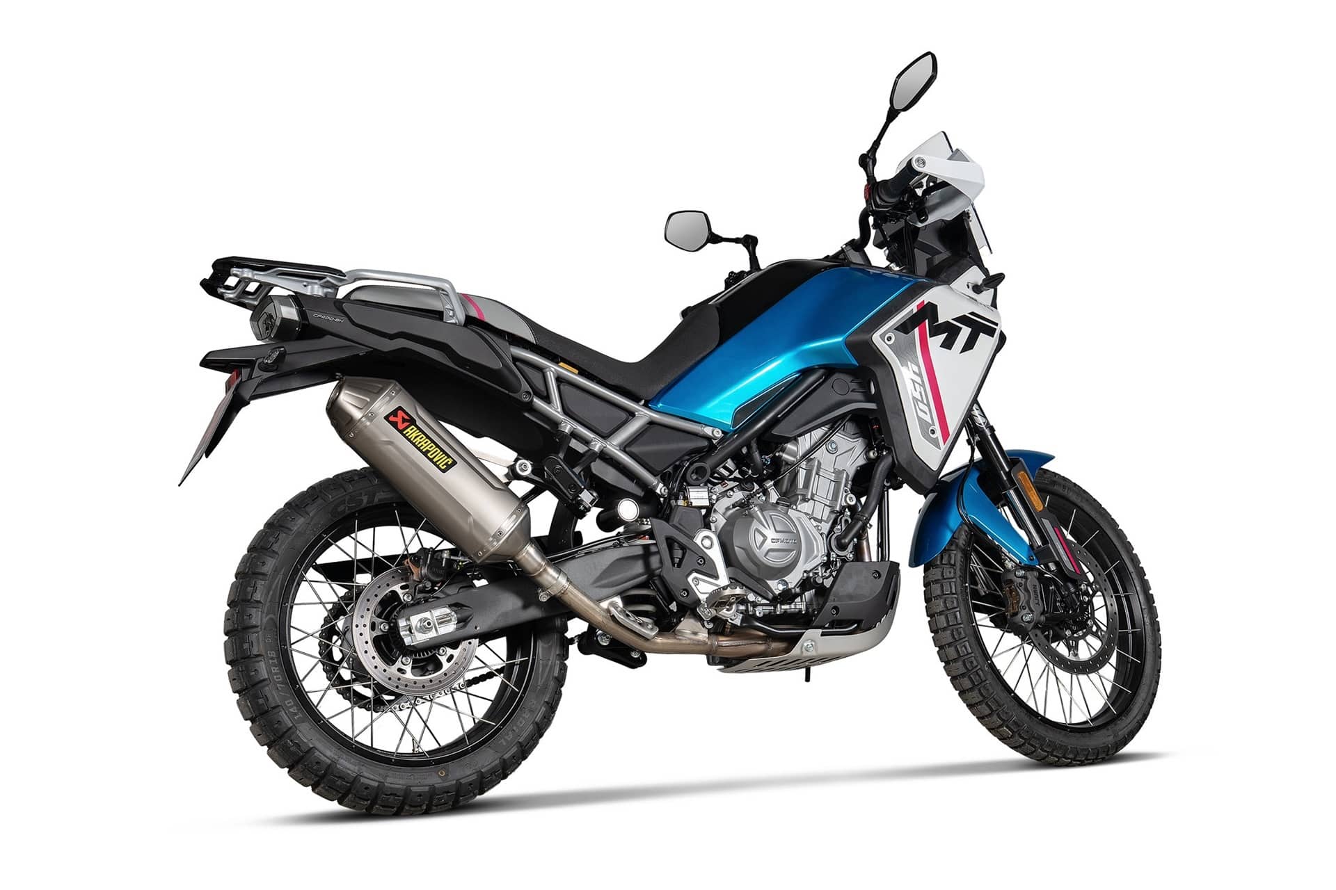 CFMoto 凭借 2026 款 450MT 提高了标准：现在标配 Akrapovič 排气管和 Rally Pack