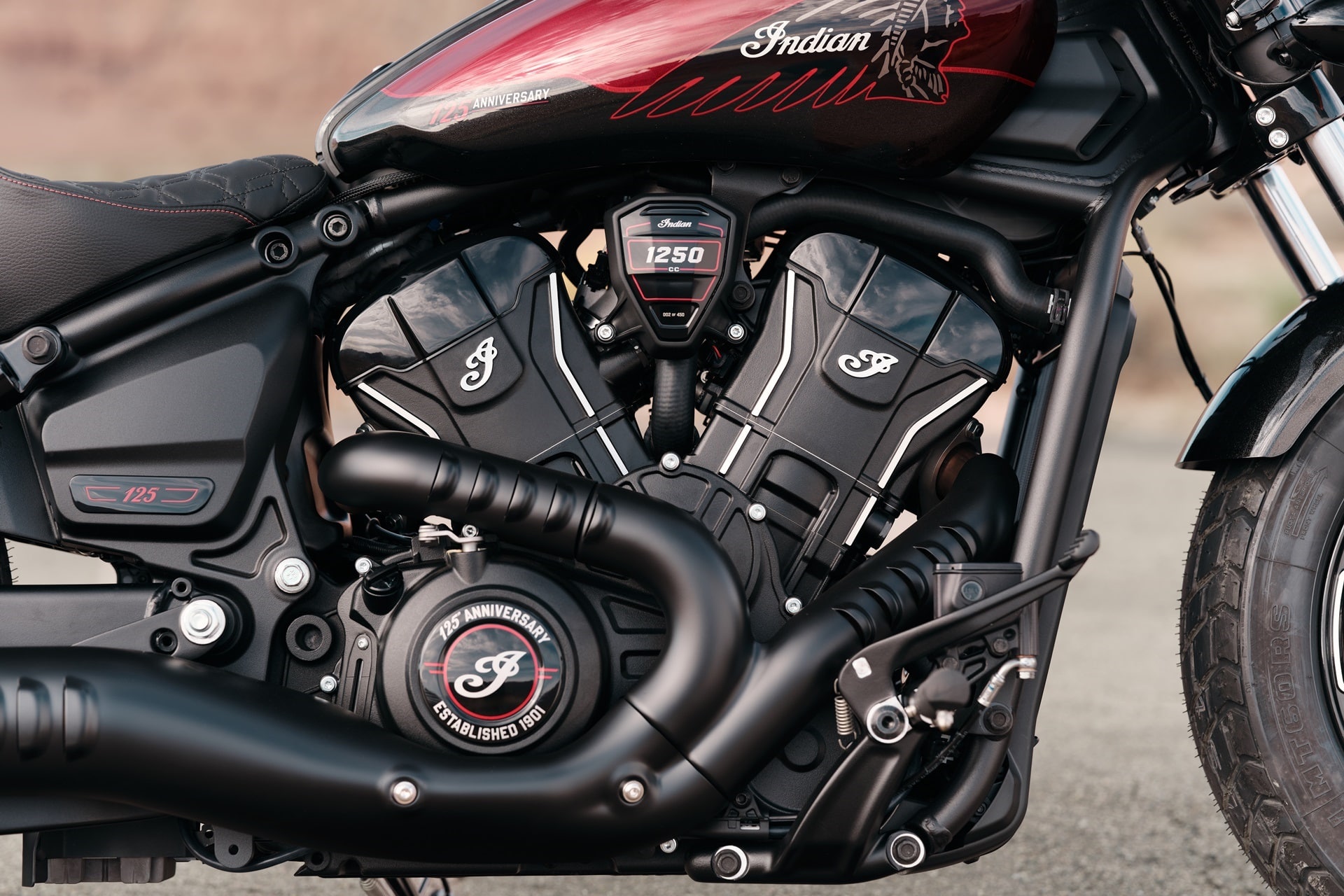 印度摩托车以三款独家手绘模型和“历史性”服装系列庆祝 125 周年