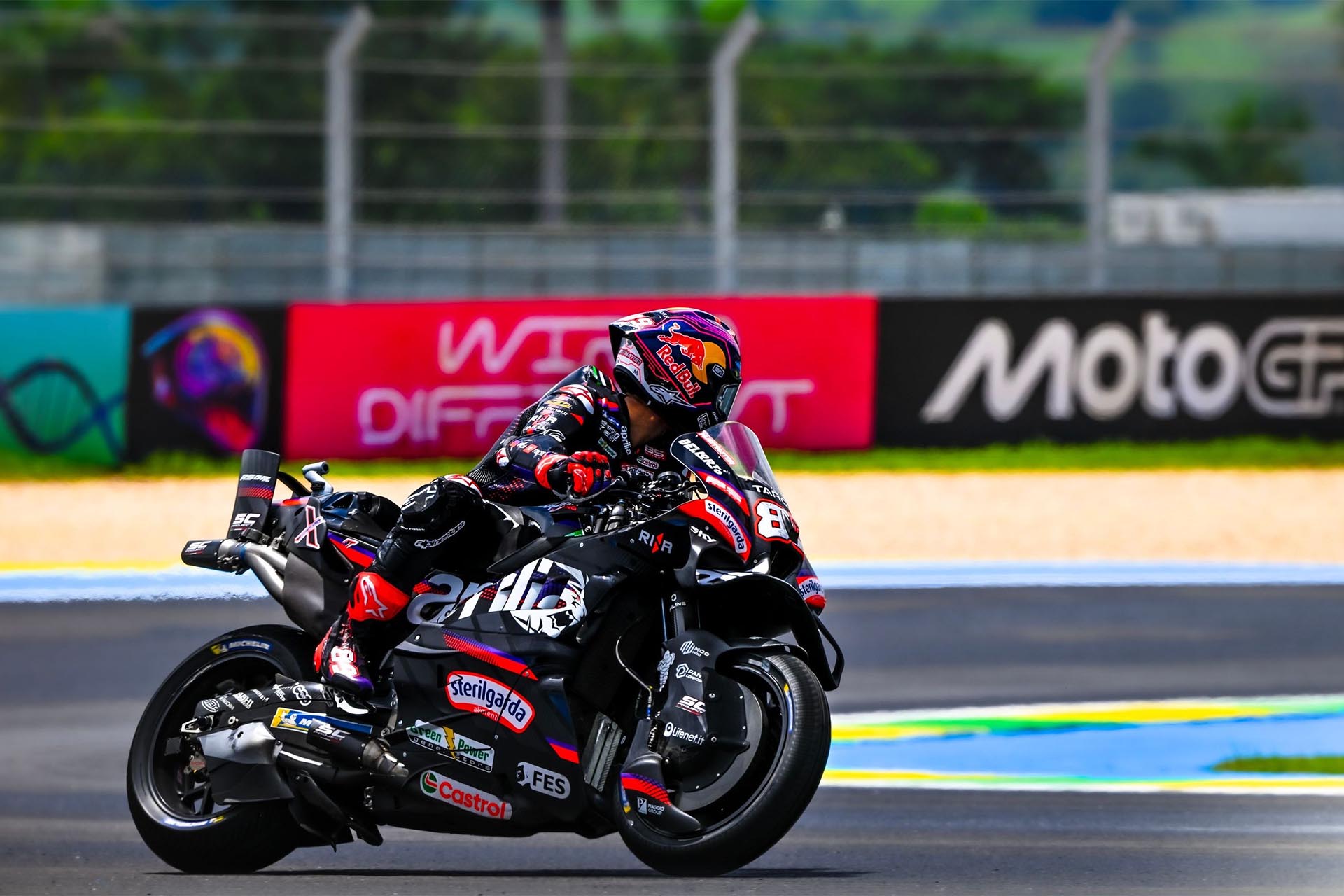 马丁与 Aprilia RS-GP 的竞争日益激烈