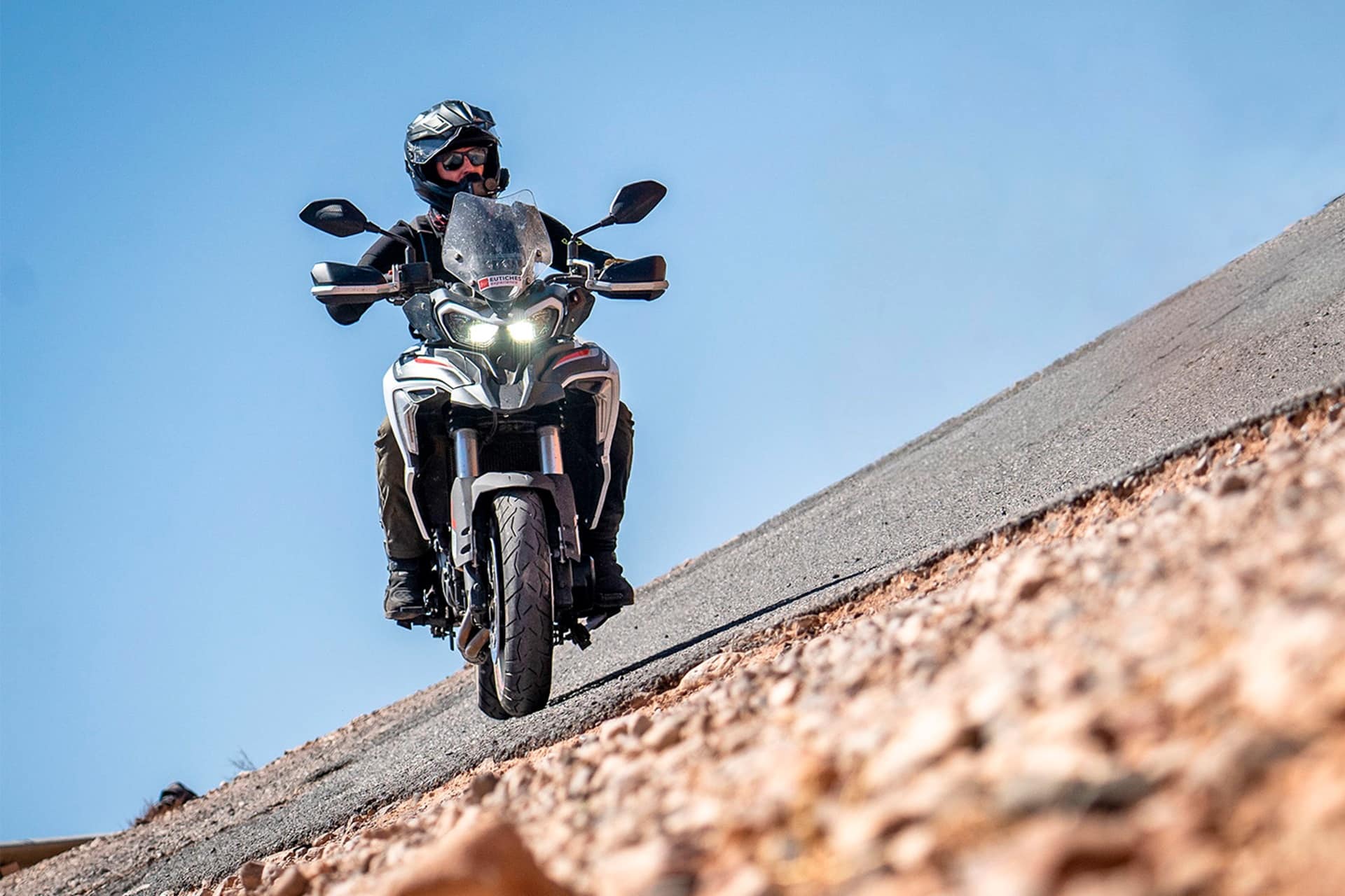 这就是大陆集团 EasyHandling 技术在转弯时的工作原理