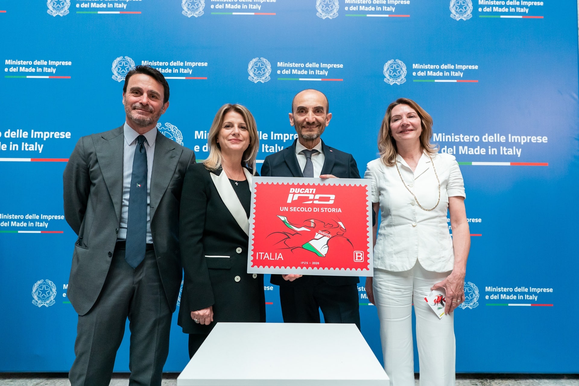 值此百年华诞之际，意大利政府以特殊印章向杜卡迪致敬
