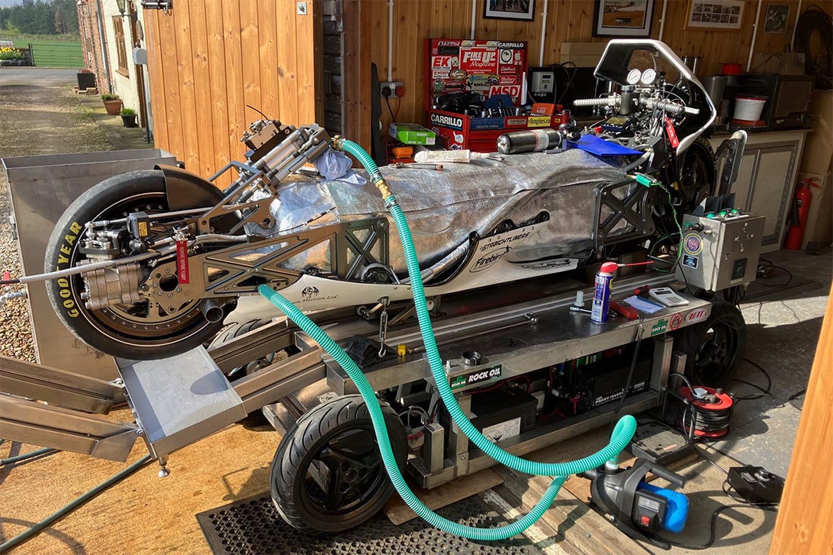 没有发动机，而是用蒸汽来以令人难以置信的速度启动摩托车