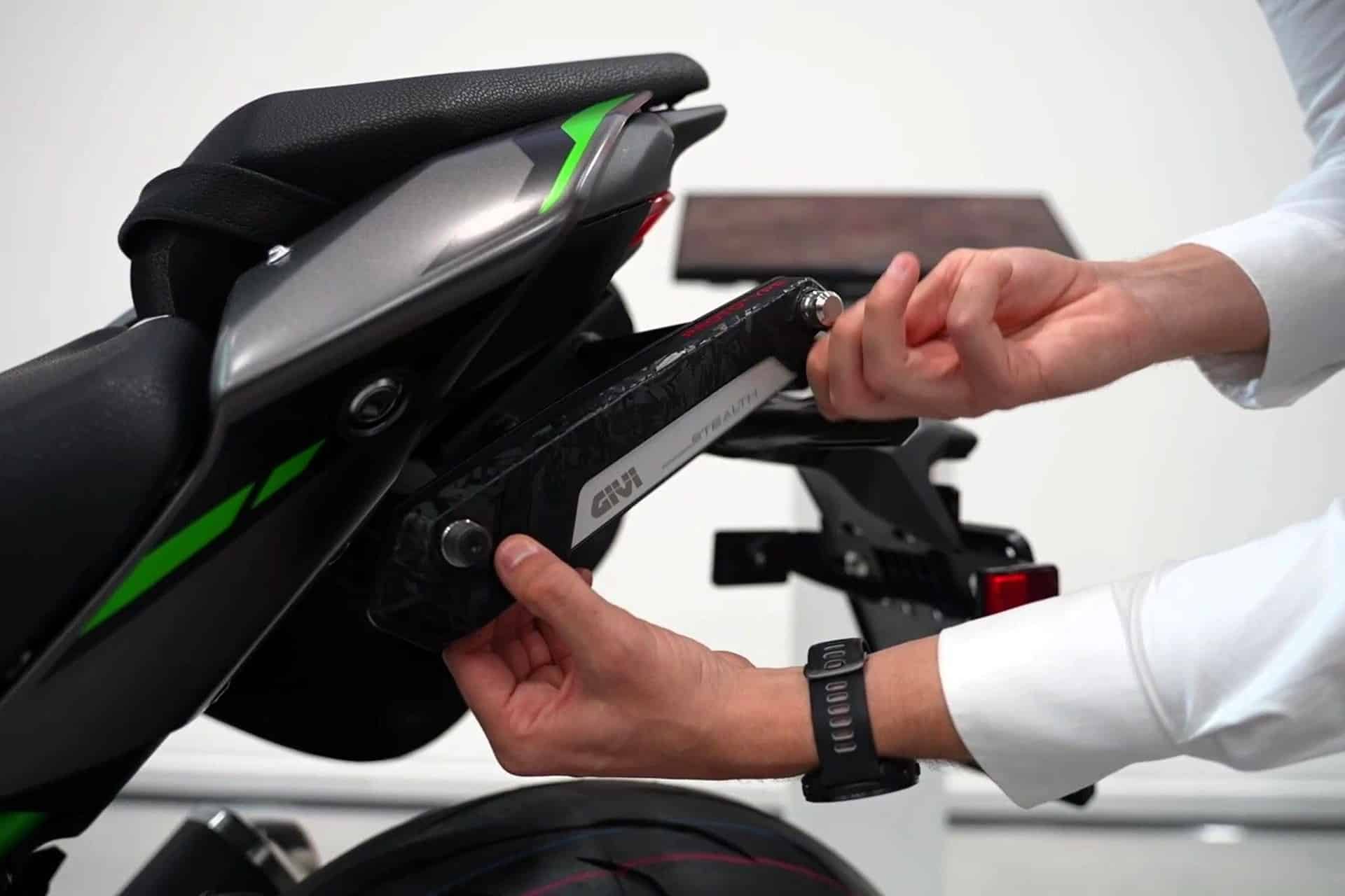 GIVI Stealth：保留摩托车原有美学的可伸缩锚