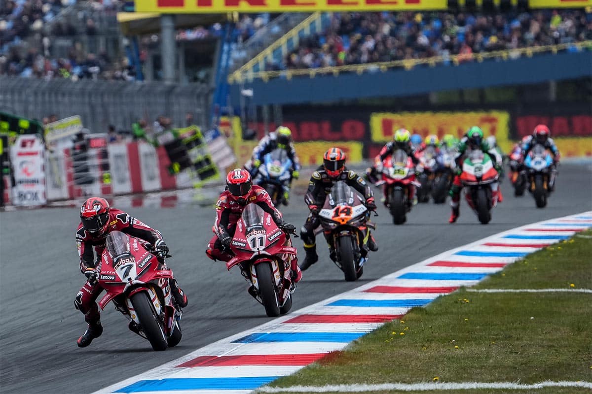 Superbike Assen 2026: Lecuona le planta cara a Bulega, que se lleva otro triplete