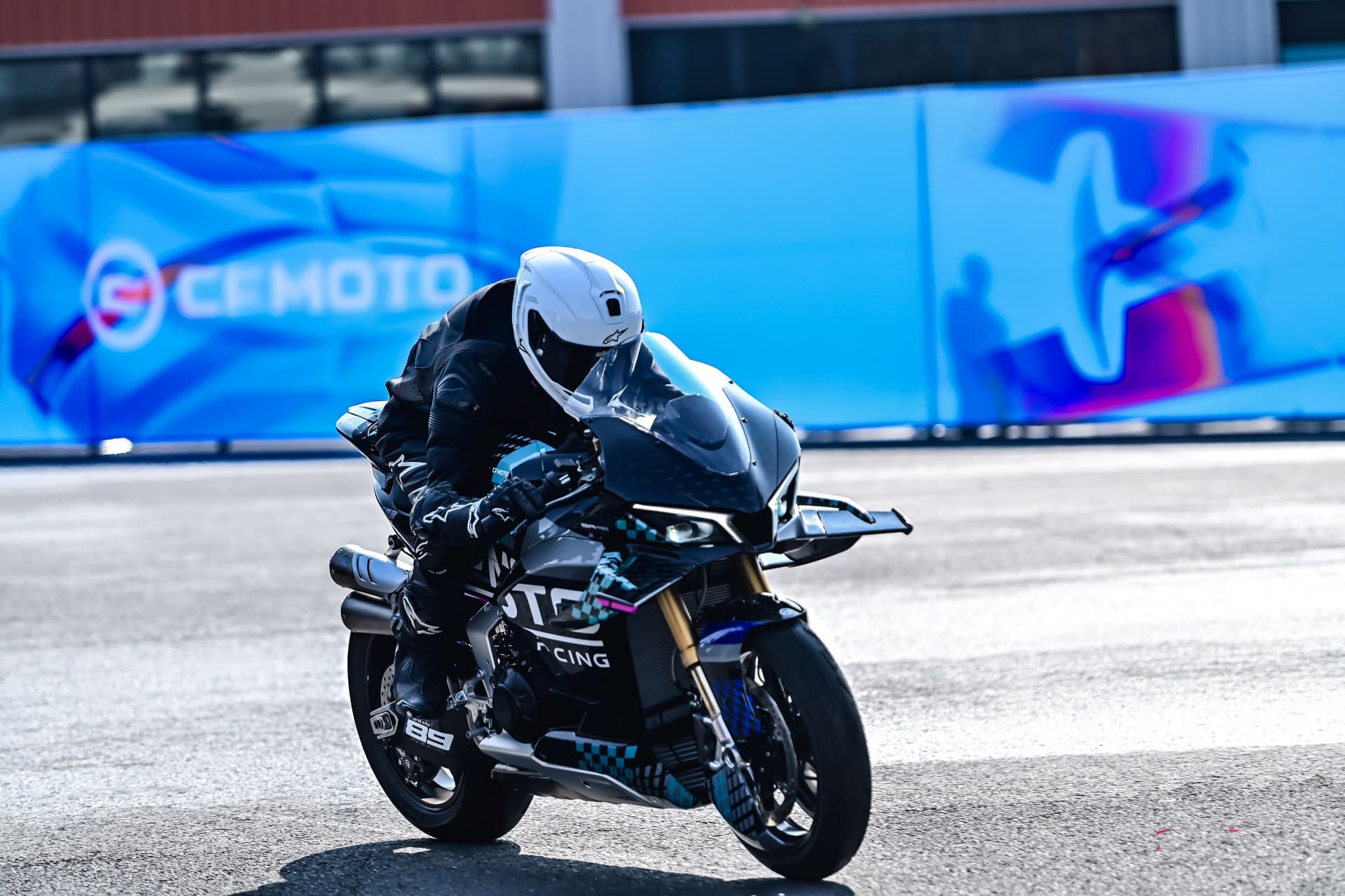 这就是V4 SR-RR想要推翻杜卡迪和Aprilia的咆哮