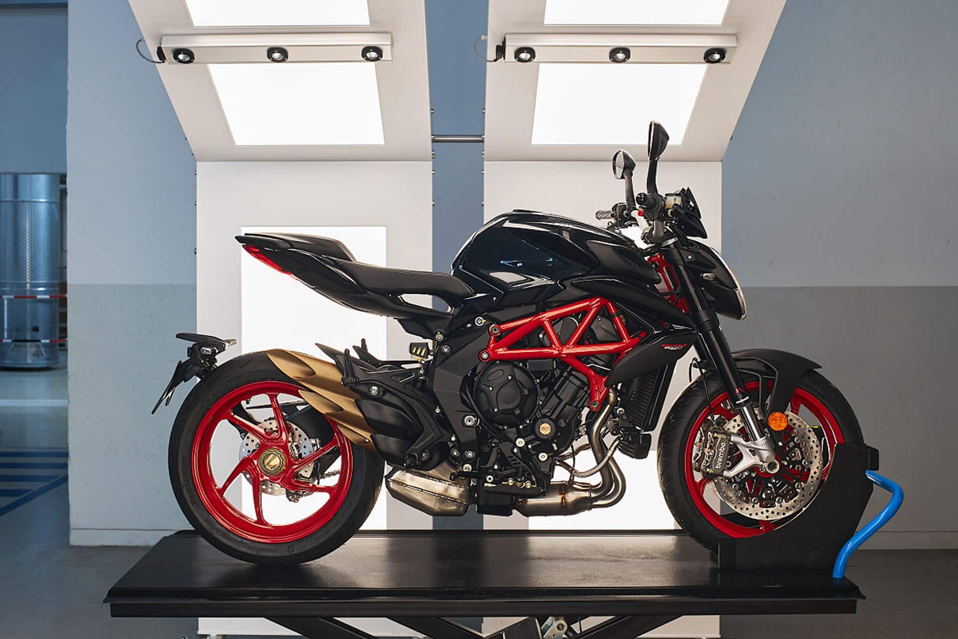MV Agusta 推出全新 Nero Carbonio 装饰，用于装饰 Brutale 800