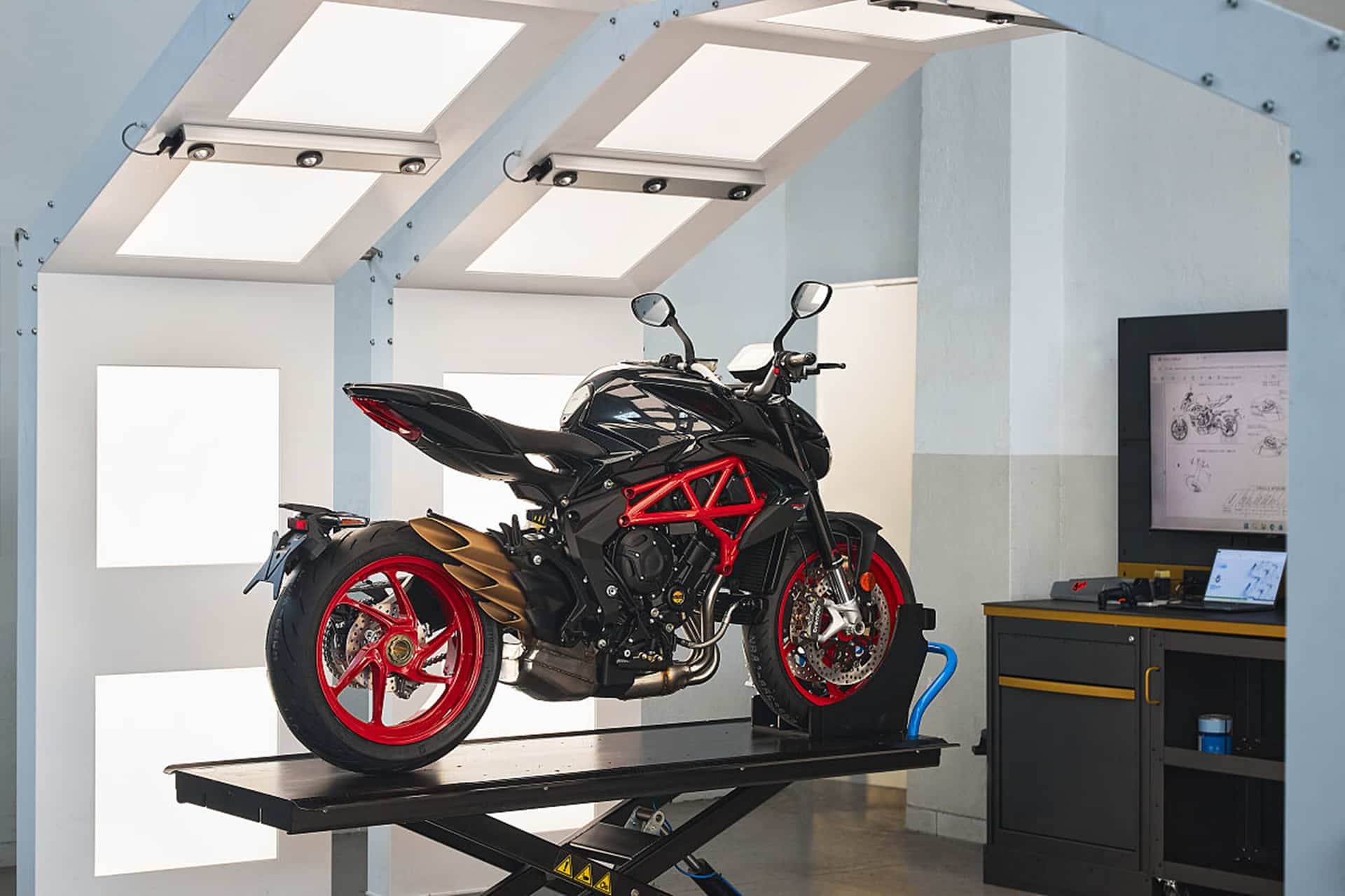 MV Agusta 推出全新 Nero Carbonio 装饰，用于装饰 Brutale 800