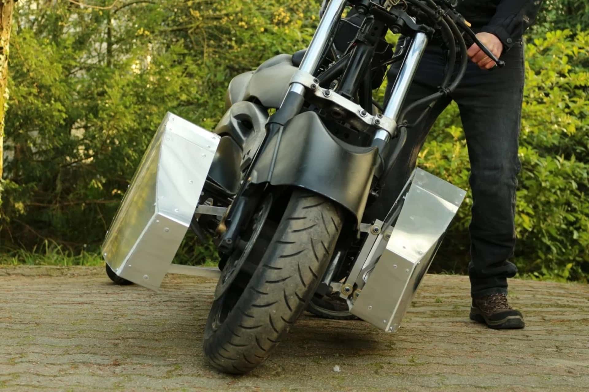 Kairos，一种介于汽车和摩托车之间的电动三轮车，进入最后的开发阶段