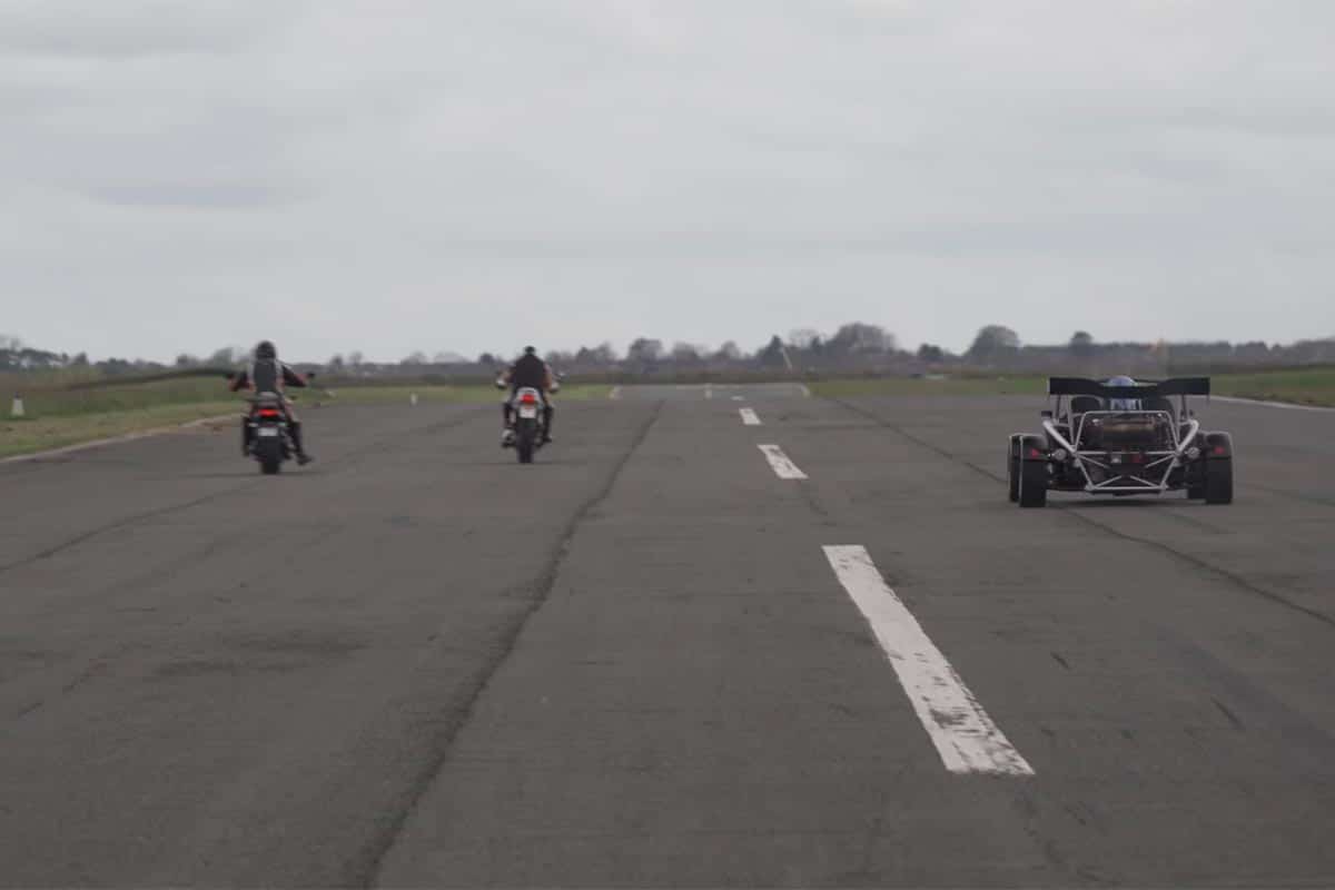 增压派对：凯旋、铃木和 Ariel Atom 之间的直线加速赛