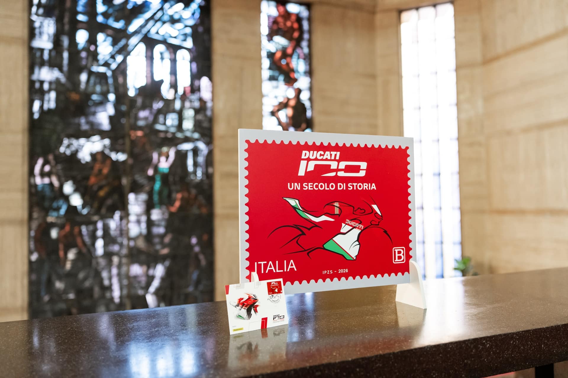 值此百年华诞之际，意大利政府以特殊印章向杜卡迪致敬