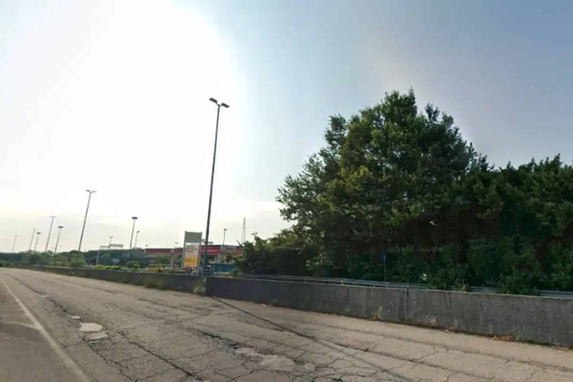 卡梅洛·卡韦洛是意大利一座小镇的教区牧师，他根本没有期待奇迹的发生，他正在修复小镇街道上的沥青