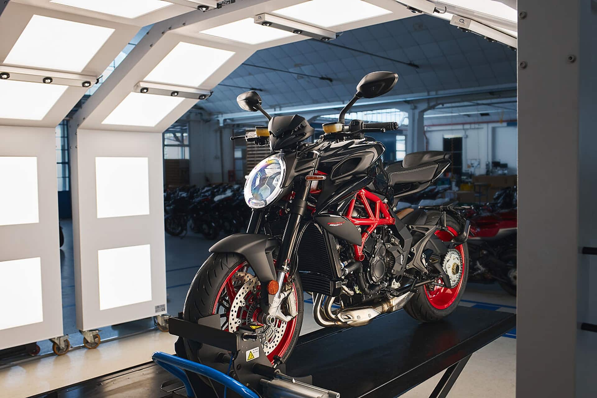 MV Agusta 推出全新 Nero Carbonio 装饰，用于装饰 Brutale 800